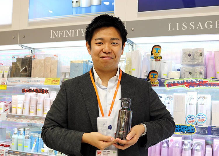 Next we spoke to Mr. Kohei Takemura of the Inbound Business Division. Here he shows us two popular cosmetics items, La ViLLA ViTA, seen on the right, and Kanebo's LISSAGE Enzyme Facial Wash Powder on the left.