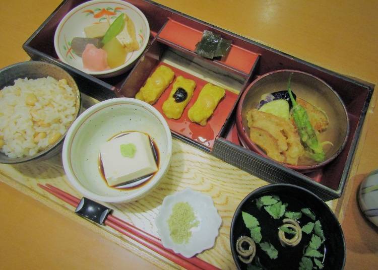 Awabu Dengaku Bento (2,000 yen, tax included)