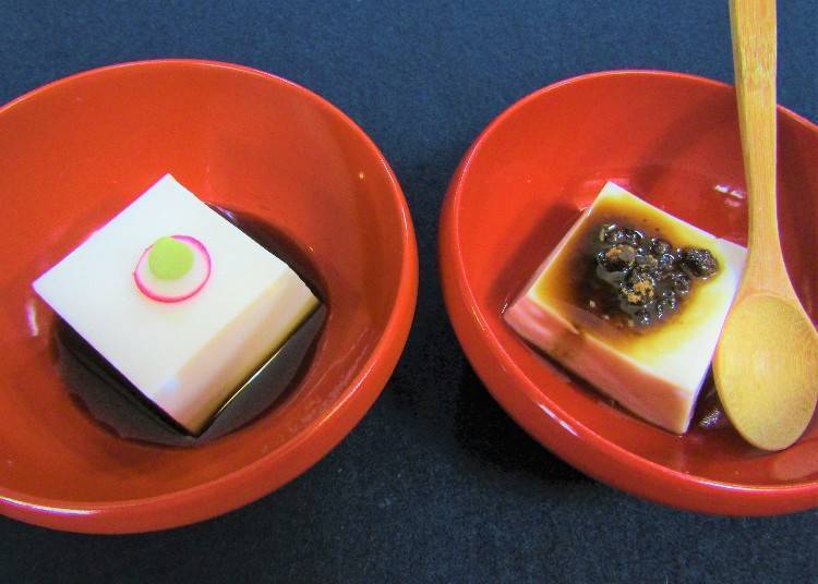 芝麻豆腐、（左）芥末酱油、（右）和三盆糖（砂糖的一种）