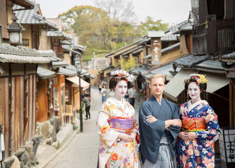 外国人にも大人気 憧れの舞妓さんに変身して 京都の町を散策 Live Japan 日本の旅行 観光 体験ガイド