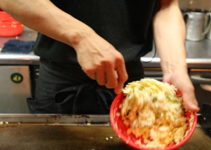 触りすぎng 大阪の人気店に聞いた お好み焼き をカリふわに焼き上げるコツ Live Japan 日本の旅行 観光 体験ガイド