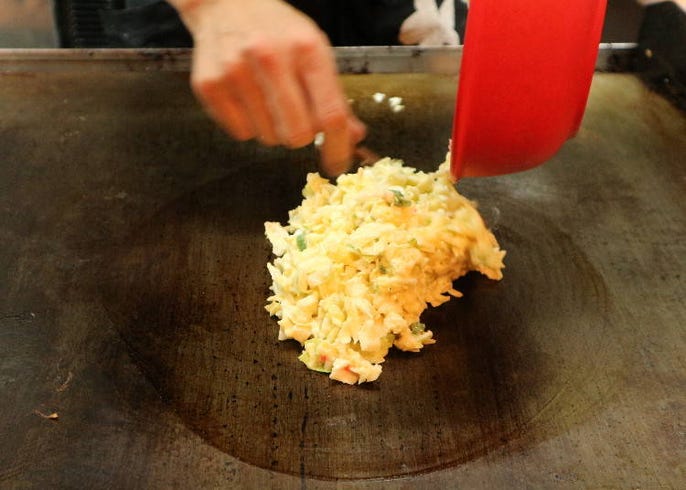 触りすぎng 大阪の人気店に聞いた お好み焼き をカリふわに焼き上げるコツ Live Japan 日本の旅行 観光 体験ガイド