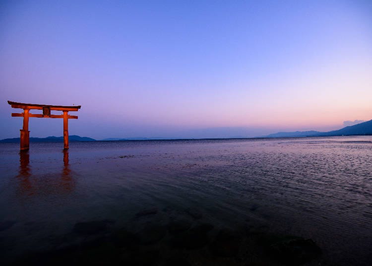 対岸から昇る朝陽