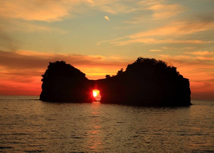 10．心に染み入る小島に沈む円月島（えんげつとう）の夕陽【和歌山】