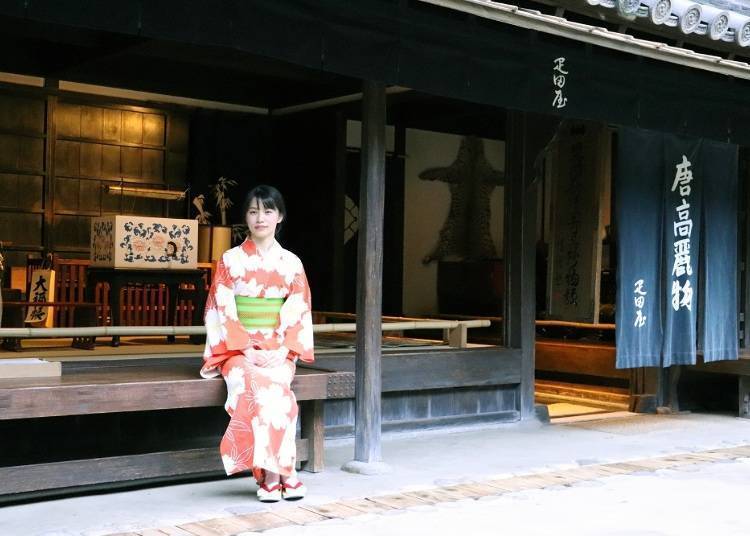 Jelajahi Jalanan Bersejarah dengan Kimono