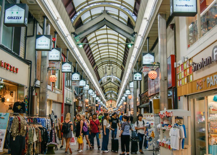 新京極商店街　joelpapalini / Shutterstock.com