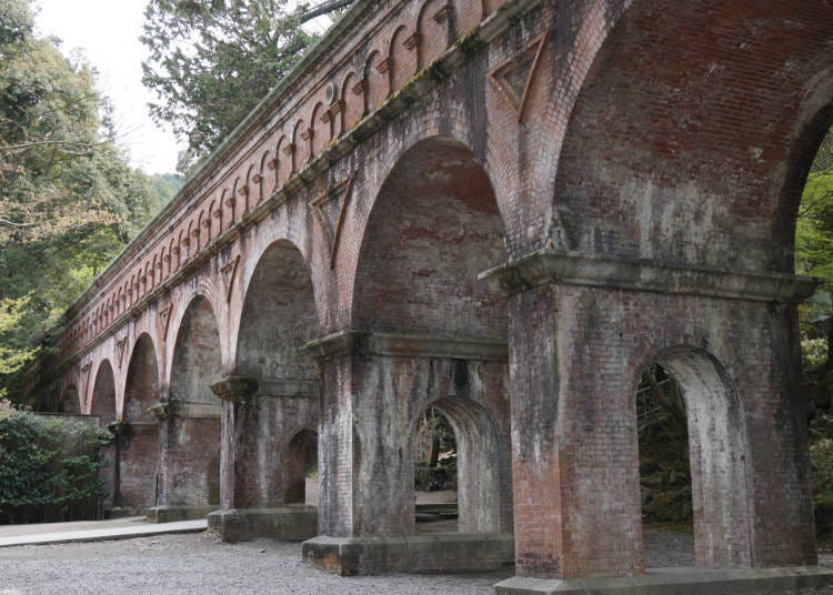 在雨中悠閒漫步的南禪寺