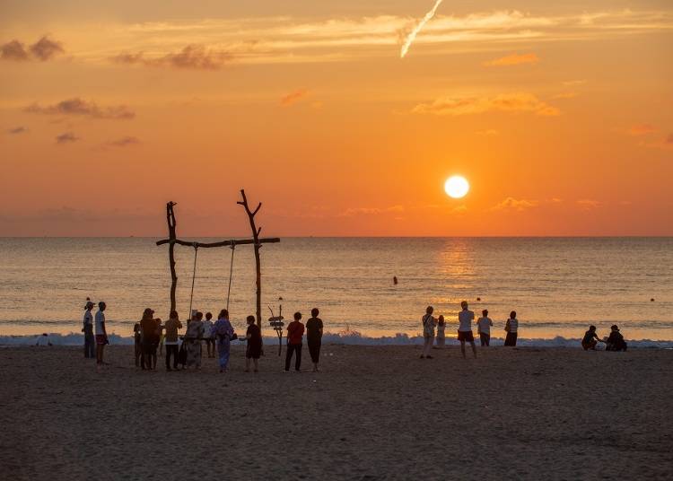 夕日が浦海岸に設置されたビーチブランコ「ゆらり」(４～10月)