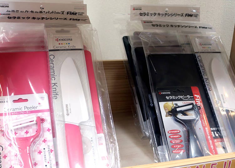 セラミック製の包丁は金属臭がないため、フルーツやお刺身などをカットするのに最適。人気の色は黒なのだそう