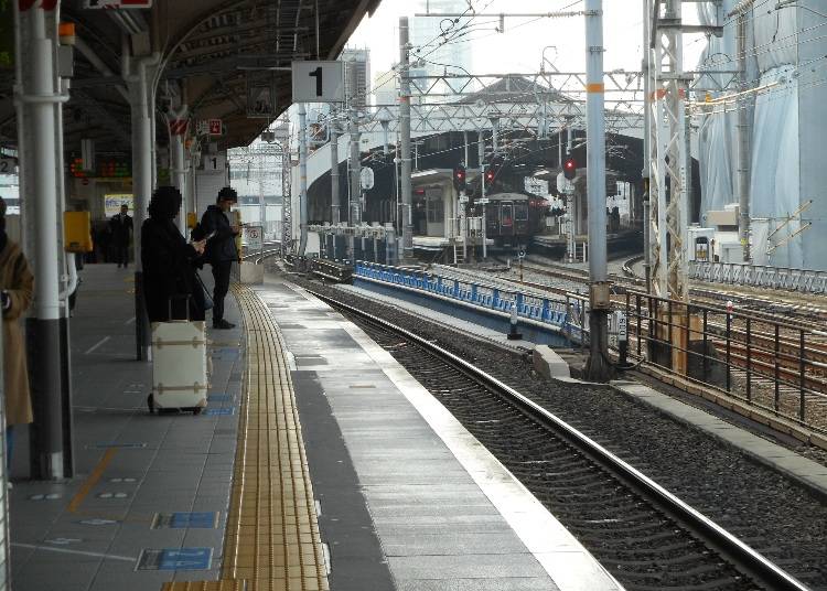 JR三ノ宮駅北側ホーム(右上は阪急神戸三宮駅)