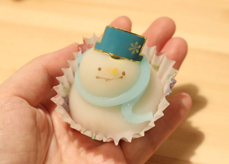 Fruit mochi snowman (300 yen, excluding tax)