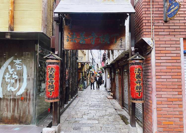 오사카 난바의 명소 ‘호젠지 요코초’. 옛 정취가 물씬 나는 골목 탐방기