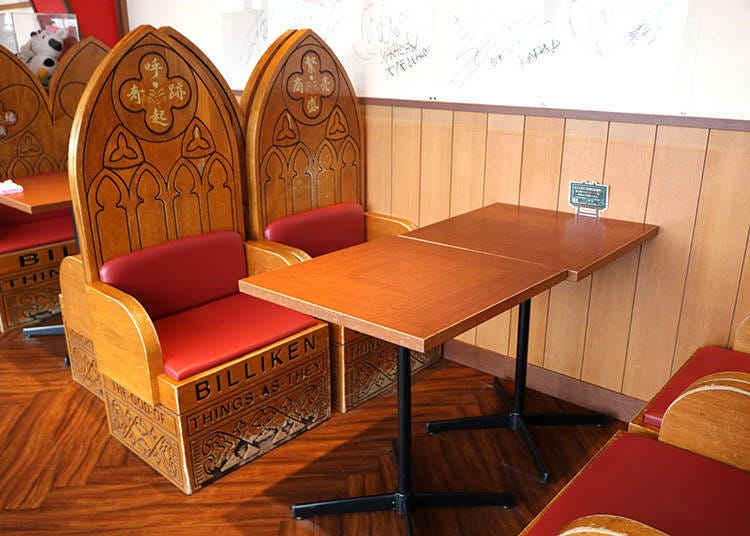 Chairs inspired by Billiken's pedestal. The back is inscribed with blessings, such as "prosperity in business" and "prayers to find a good match."(3F)