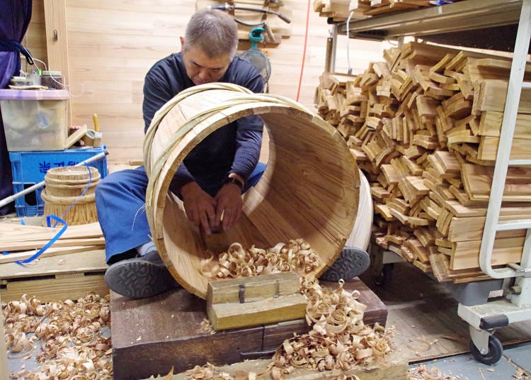 樽組み：吉野杉の樽材を組み合わせ、内側を削っているところ