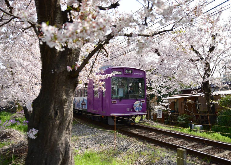 4:00 p.m. Touring the area around Arashiyama: From Kitano-Hakubaichō station on the Keifuku Electric Railroad, go down to Arashiyama station on the same line (19-minute ride, 220 yen)