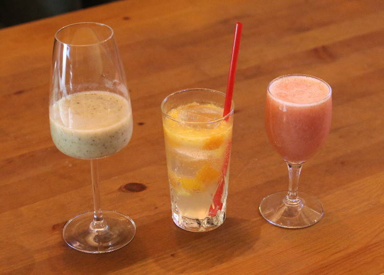 From left: Kiwi, Kumquat, and Strawberry Cocktail, 1,500 yen each (tax included)