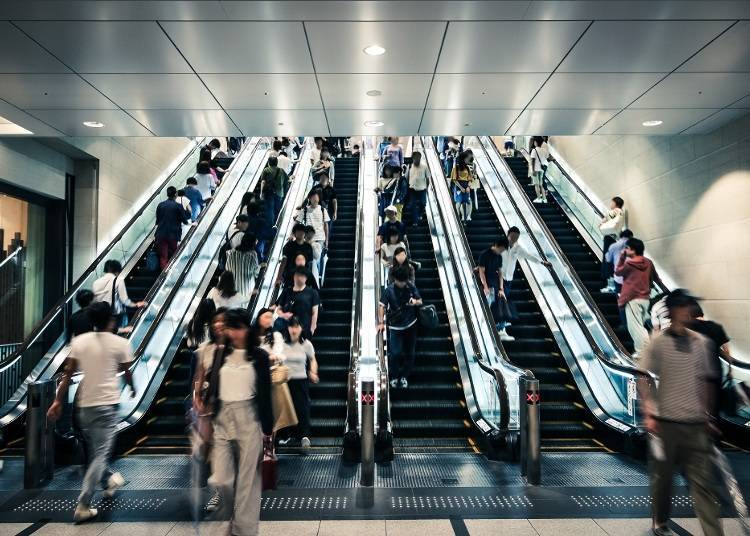 2. Tokyo VS Osaka: People stand on the opposite sides of escalators