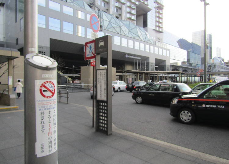 Right in front of Kyoto station, signs prohibiting smoking are clearly displayed