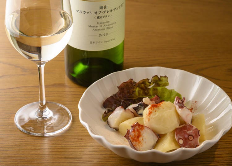 Galician octopus and potato (680 yen) with Okayama Muscat of Alexandoria Aromatic Blanc (1,100 yen per glass)