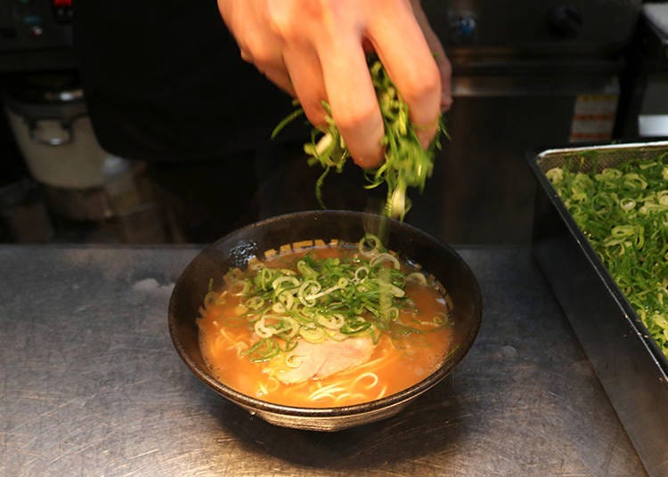 麺が隠れるくらい、九条ネギをたっぷりトッピング