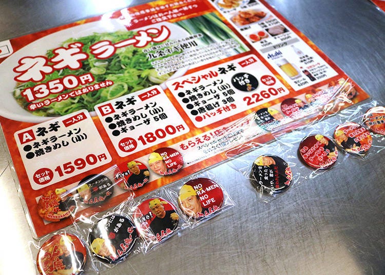 「スペシャルセット」の缶バッチ。日本語と英語バージョン 各4種類