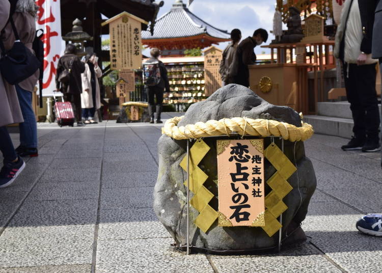 1. Jishu Shrine (Kyoto): Predict your love life at the “Fortune-telling Stone of Love”