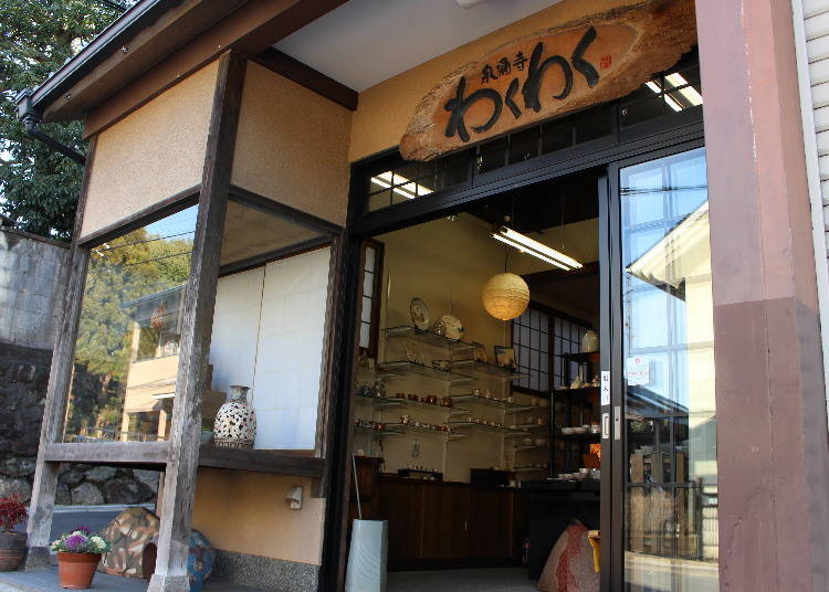 5. Showroom Wakuwaku: Stretch your legs and find some nice pottery!