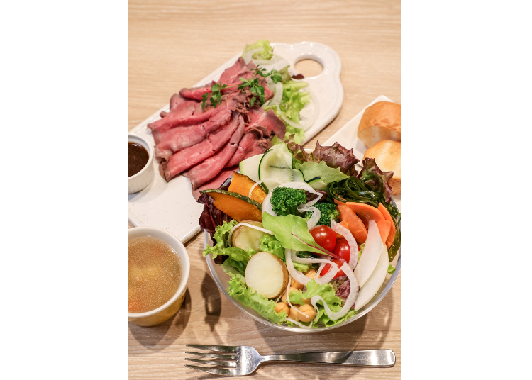 Lunch Roast Beef (includes fresh vegetable salad buffet, and free refills for rice, bread, and soup) 1,200 yen (tax included)