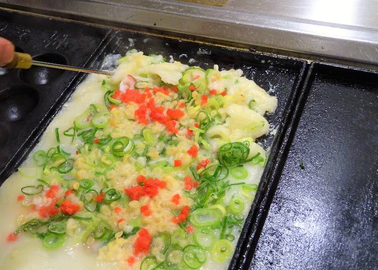 ステップ2：焼けてきた生地をくぼみに集めてひっくり返す！