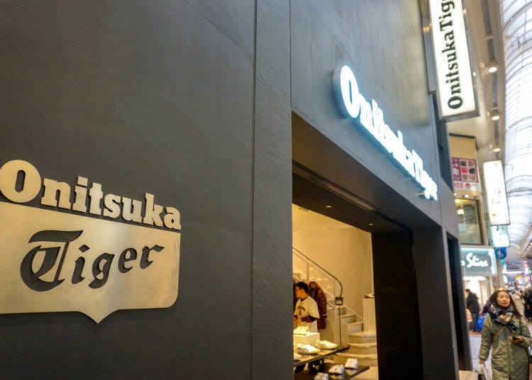 心齋橋筋商店街必買店家⑦關西地區最大賣場面積的「Onitsuka Tiger鬼塚虎」