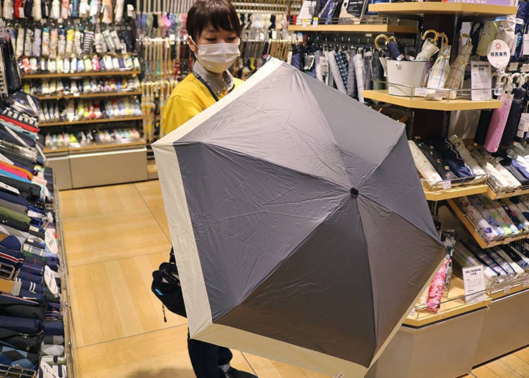 “Its simple design makes it popular with business people,” says Muraki, the sales promotion manager.
