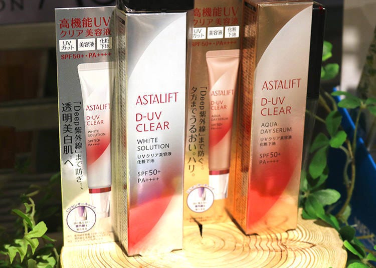 Also included in the series is the Astalift D-UV Aqua Day Serum (4,290 yen: right), which brightens and moisturizes skin.