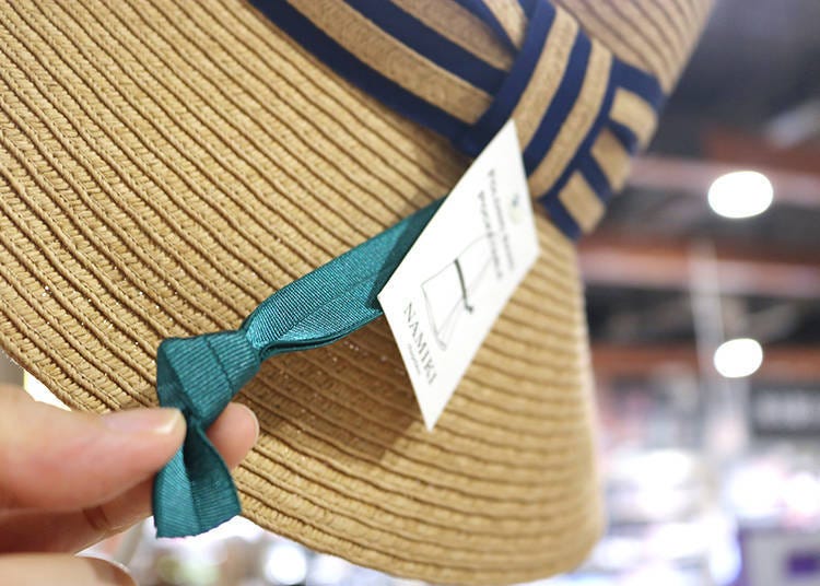 可以摺疊的帽子附有固定用的圈環，商品售價依材質或設計而有所不同