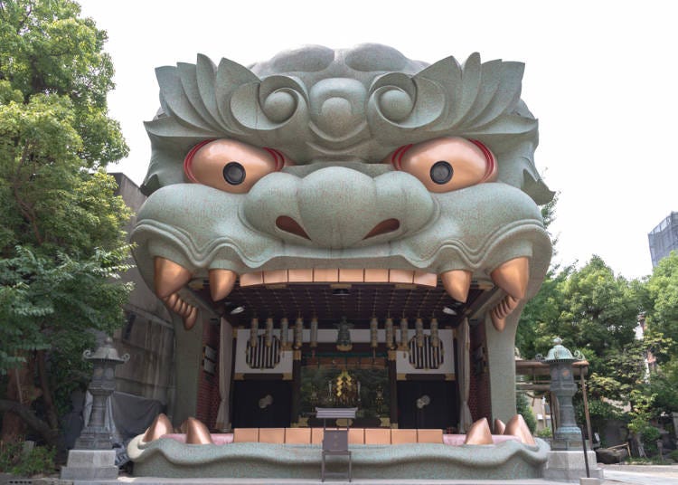 4．【難波】巨大な獅子頭がお出迎え「難波八阪神社」