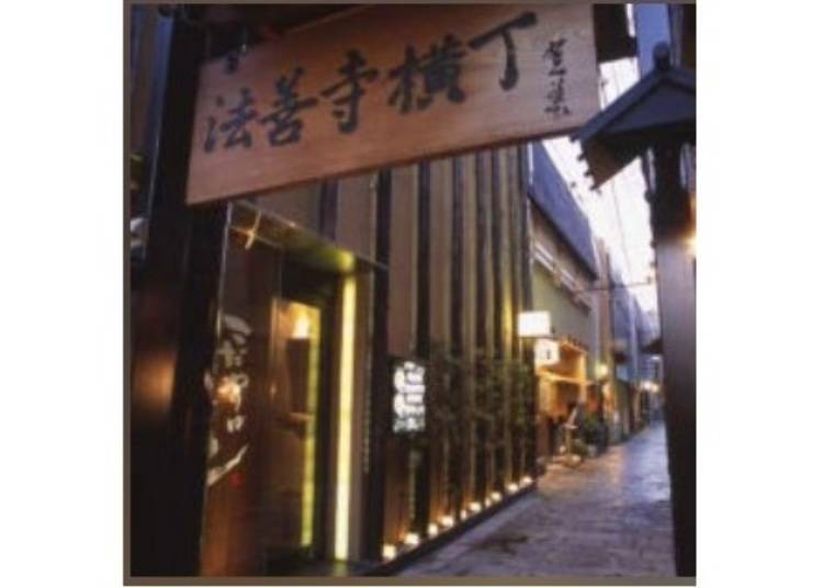大阪免費景點推薦5.【日本橋】洋溢著懷舊風情的美食巷弄「法善寺橫丁」
