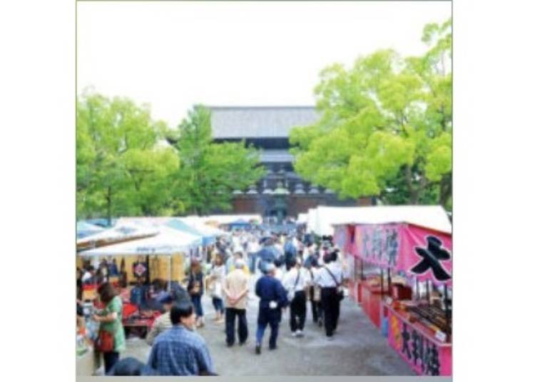 7．【九条】1200以上の露店が立ち並ぶ「東寺弘法市」