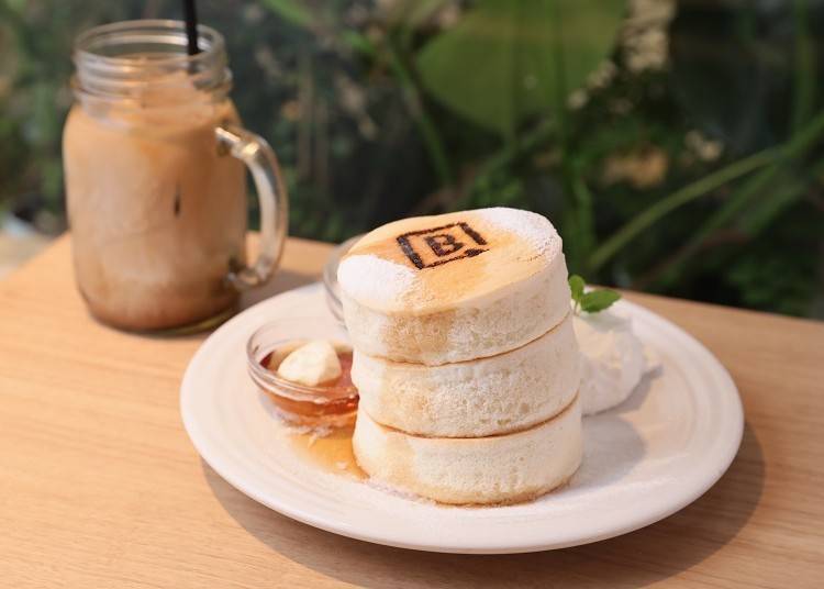 White Souffle Pancake: 1,280 yen, Cafe au Lait: 550 yen (both include tax)