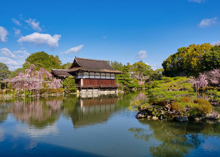 広大な池泉回遊式庭園は、国の名勝に指定されています