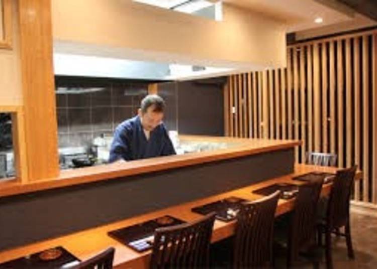 5. Saijiki Toshigami: A variety of seafood in a shop full of Japanese character!
