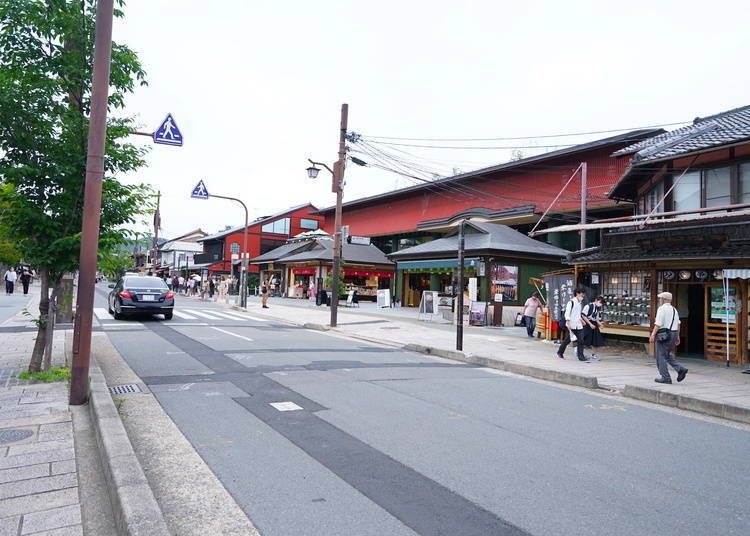 Enjoy shopping and food near Togetsukyo Bridge