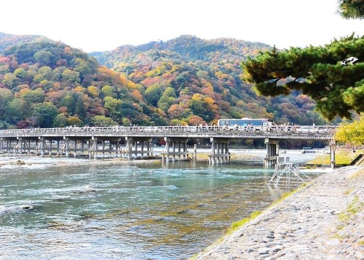 山々が艶やかに色づく秋　(c)京都市メディア支援センター