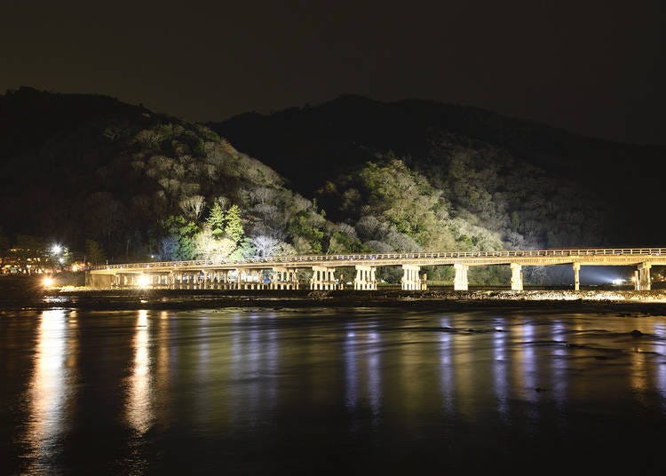 晚间渡月桥的打灯照明 照片提供：京都花灯路推进协议会