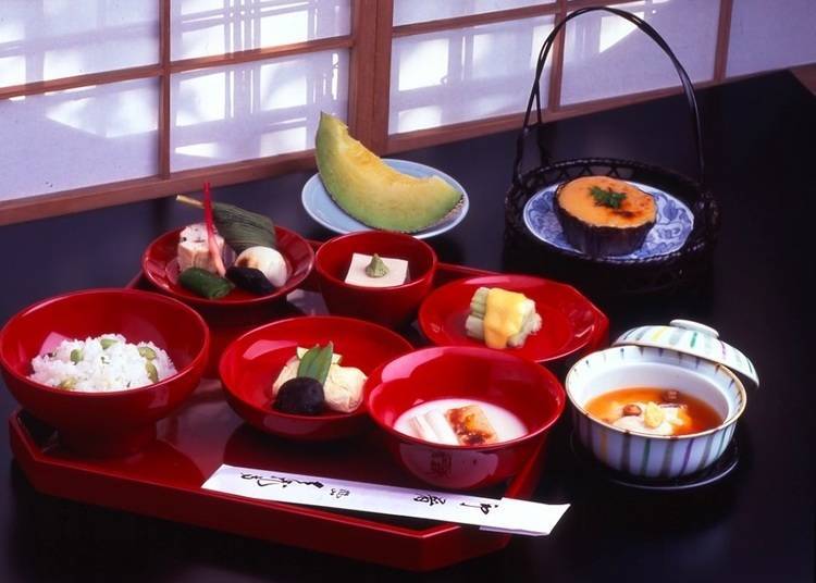 Tsuki (1 soup & 6 vegetable dishes) 5,500 yen (tax included)