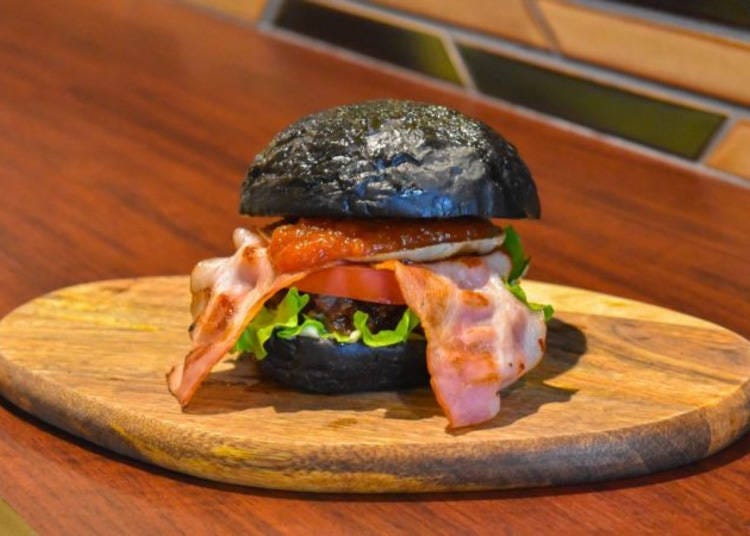 4.真っ黒なバンズが話題の嵐山バーガー「CROSS Burger&Beer/Coffee」