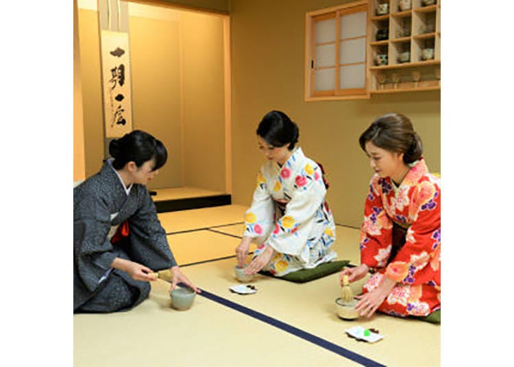 【茶道体験 和】先生指導のもと、自分で点てる抹茶は格別
