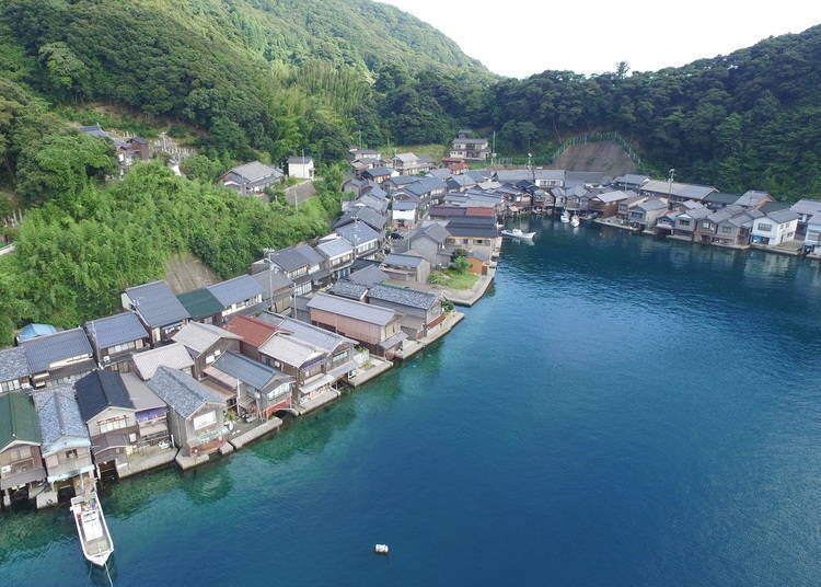 230栋沿着海岸的船屋。独特的景色，就算是日本国内也只有这里才有。
