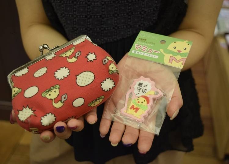 Left: purse (1,458 yen), Right: magnet (540 yen), tax included