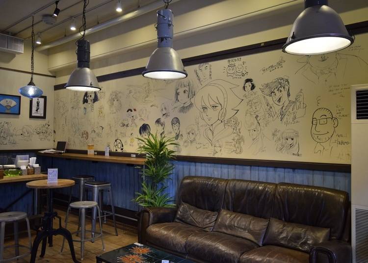 マンガ家直筆のイラストが壁いっぱいにあるミュージアムカフェ