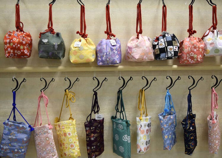 Square Drawstring Purse: 2,200 yen, Pochette: 1,100 yen (tax included)