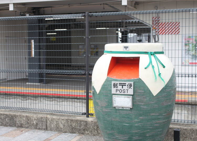 JR宇治駅南口に降り立つと、茶壺の形のポストが迎えてくれます